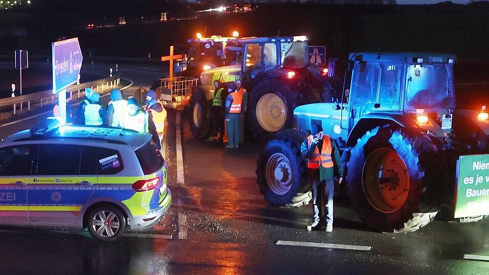 Bauern blockieren mit ihren Traktoren eine Auffahrt zur Autobahn - Szenen, die sich am 8. Januar auch auf den Straßen des Landkreises Kelheim abspielen werden. Anlass sind die Pläne der Bundesregierung, den Agrardiesel und die Kfz-Steuerbefreiung für die Land- und Forstwirtschaft zu streichen. Bauern blockieren mit ihren Traktoren eine Auffahrt zur Autobahn - Szenen, die sich am 8. Januar auch auf den Straßen des Landkreises Kelheim abspielen werden. Anlass sind die Pläne der Bundesregierung, den Agrardiesel und die Kfz-Steuerbefreiung für die Land- und Forstwirtschaft zu streichen.