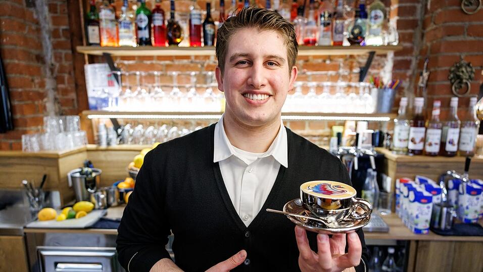 Ihm kann es nicht zu bunt sein: Bozzato bereitet den kunstvollen Milchschaum im Kaffee im Familienbetrieb zu.