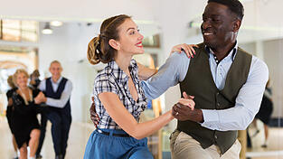 Der klassische Charleston wird heute noch im Swingtanz getanzt.