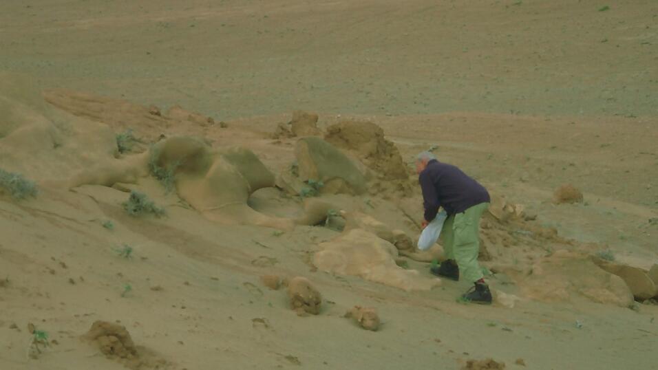 Manfred Eiberweiser entdeckte ein Dinosaurierskelett in der Wüste Gobi - eine Begegnung mit der prähistorischen Vergangenheit, die dem Abenteurer in Erinnerung geblieben ist.