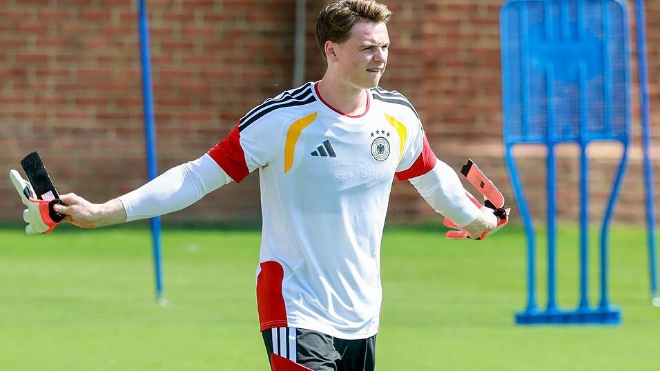Sammelte fr&uuml;h wichtige Spielpraxis in F&uuml;rth: Bayern-Keeper Jonas Urbig. (Archivbild)