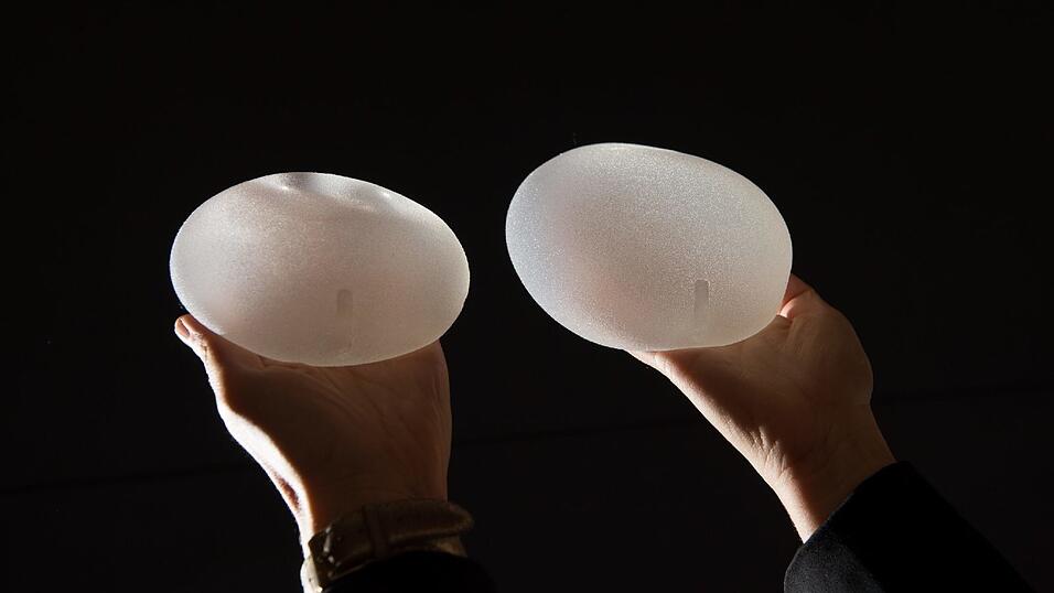 Frauen können auch mit Brustimplantaten Polizistinnen werden. (Symbolbild) Frauen können auch mit Brustimplantaten Polizistinnen werden. (Symbolbild)