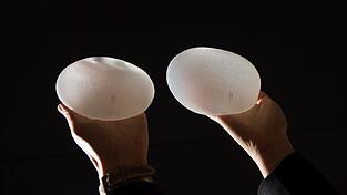 Frauen können auch mit Brustimplantaten Polizistinnen werden. (Symbolbild) Frauen können auch mit Brustimplantaten Polizistinnen werden. (Symbolbild)