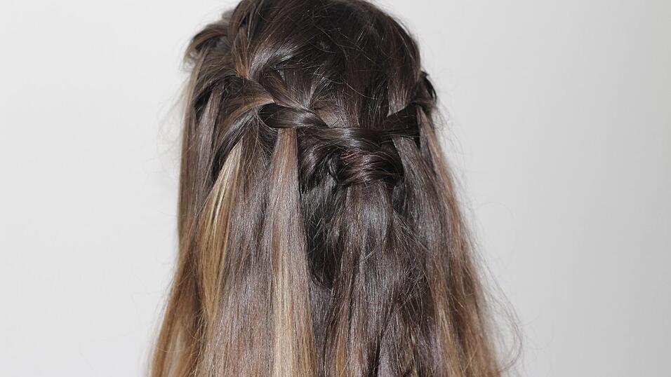 In wenigen Schritten selbst gemacht: Die Wasserfall-Flechtung. In wenigen Schritten selbst gemacht: Die Wasserfall-Flechtung.