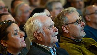 Unter den 170 Besuchern des Informationsabends im Landshuter Salzstadel war auch Josef Winkler (Mitte), Architekt der 1969 in Betrieb genommenen Realschule Vilsbiburg. Unter den 170 Besuchern des Informationsabends im Landshuter Salzstadel war auch Josef Winkler (Mitte), Architekt der 1969 in Betrieb genommenen Realschule Vilsbiburg.