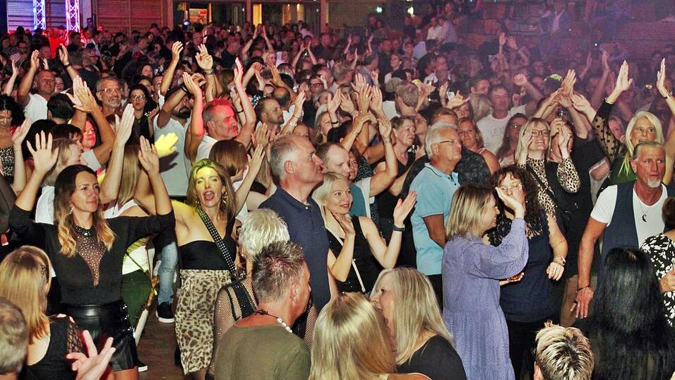 Mit Musik, Getränken und guter Gesellschaft war es ein Mal mehr ein unvergesslicher Eskara-Abend. Mit Musik, Getränken und guter Gesellschaft war es ein Mal mehr ein unvergesslicher Eskara-Abend.