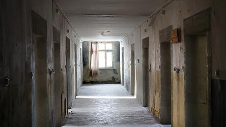 Der Blick in einen der ehemaligen Zellentrakte: Teils wurden sogar Vorhänge an den Fenstern gelassen. Der Blick in einen der ehemaligen Zellentrakte: Teils wurden sogar Vorhänge an den Fenstern gelassen.