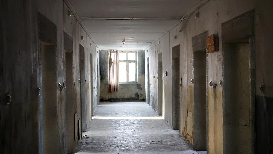 Der Blick in einen der ehemaligen Zellentrakte: Teils wurden sogar Vorh&auml;nge an den Fenstern gelassen.