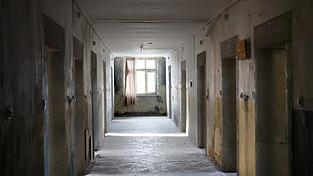 Der Blick in einen der ehemaligen Zellentrakte: Teils wurden sogar Vorhänge an den Fenstern gelassen. Der Blick in einen der ehemaligen Zellentrakte: Teils wurden sogar Vorhänge an den Fenstern gelassen.