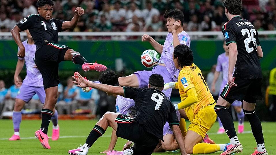 Mexiko steht nach dem Sieg gegen Südkorea vorzeitig in der WM-Zwischenrunde. Mexiko steht nach dem Sieg gegen Südkorea vorzeitig in der WM-Zwischenrunde.