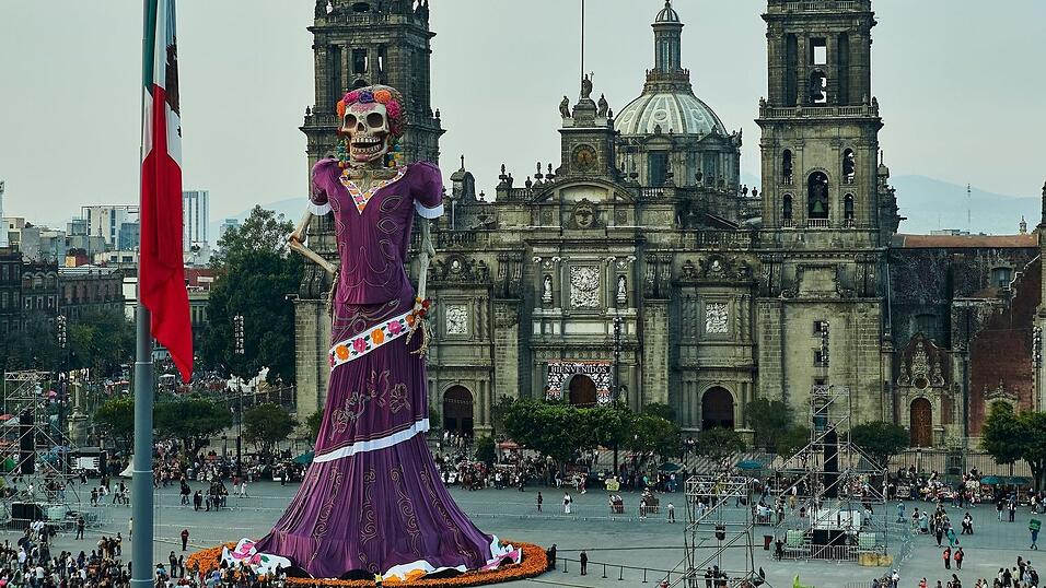Die riesige «Catrina» ist laut der Organisation Guinness World Records offiziell die größte der Welt. Die riesige «Catrina» ist laut der Organisation Guinness World Records offiziell die größte der Welt.
