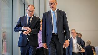 Friedrich Merz (r.) und Alexander Dobrindt sind sich einig: Ohne neuen Kurs in der Wirtschaftspolitik drohten dauerhafte Wohlstandsverluste. Friedrich Merz (r.) und Alexander Dobrindt sind sich einig: Ohne neuen Kurs in der Wirtschaftspolitik drohten dauerhafte Wohlstandsverluste.