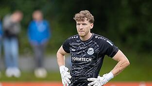 Sieht schwierige Zeiten auf sich und die Mannschaft zukommen: Bogens Torwart Jonathan Altmeier.    Foto: Charly Becherer