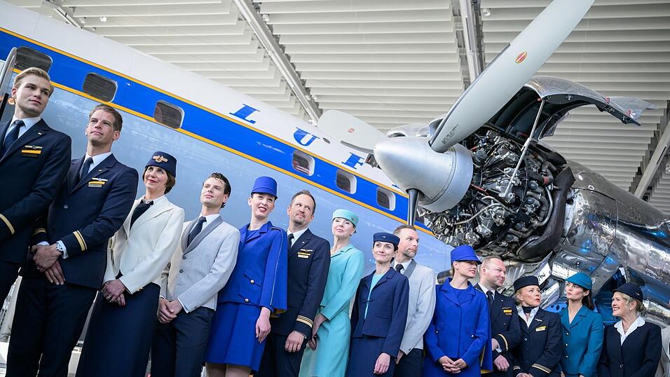 Zum Jubiläum angetreten: Die historischen Uniformen zeigen den Wandel der Moden in der Luftfahrt. Zum Jubiläum angetreten: Die historischen Uniformen zeigen den Wandel der Moden in der Luftfahrt.