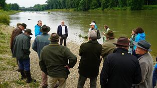 Gemeinsam mit Landrat Werner Bumeder (hinten Mitte) ging es für die Naturschützer unter anderem an die renaturierte Isar. 