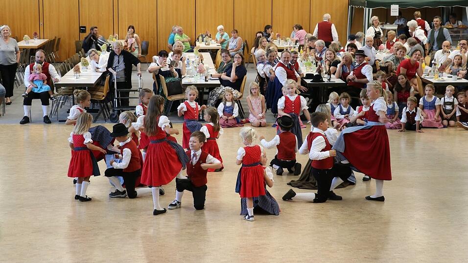 F&uuml;r die Kindertanzgruppe der Blaibacher Trachtler gab es viel Applaus.