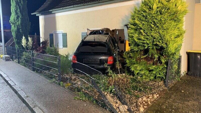 Der nicht angemeldete Audi blieb in einem Wohnhaus stecken, nachdem der Fahrer von der Straße abkam. Der nicht angemeldete Audi blieb in einem Wohnhaus stecken, nachdem der Fahrer von der Straße abkam.
