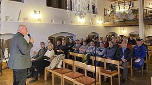 Franz Löffler steht den Nachbarn Rede und Antwort. Franz Löffler steht den Nachbarn Rede und Antwort.