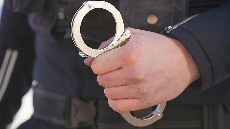 Im November wurden der 20 Jahre alte Verdächtige und die 21 Jahre alte Verdächtige in Niederösterreich festgenommen. (Symbolbild) Im November wurden der 20 Jahre alte Verdächtige und die 21 Jahre alte Verdächtige in Niederösterreich festgenommen. (Symbolbild)