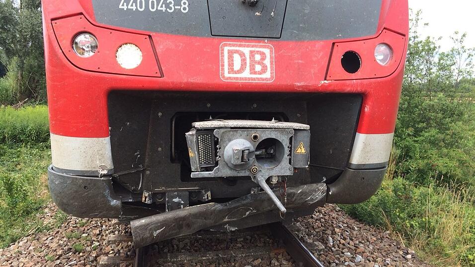 Am Bahnübergang Herzogau in der Gemeinde Pilsting hat sich am Montagvormittag ein Zugunglück ereignet. Am Bahnübergang Herzogau in der Gemeinde Pilsting hat sich am Montagvormittag ein Zugunglück ereignet.