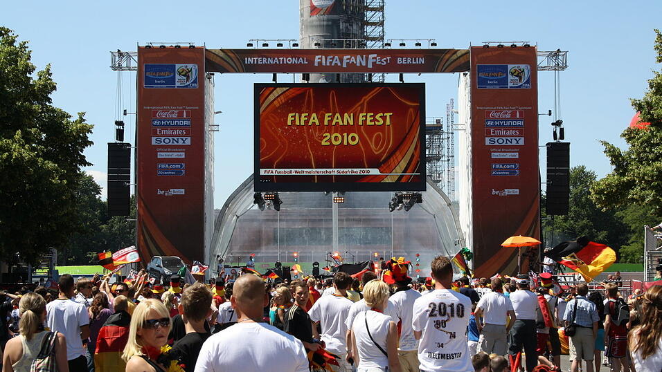 Christian Fertl war am Sonntag auf der Fanmeile in Berlin und erlebte dort das Achtelfinale gegen England auf Gro&szlig;leinwand.