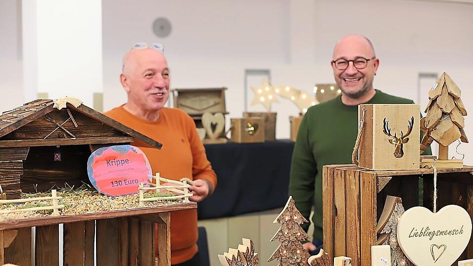 Die Herren von 'Da Holzdandla' hatten Spaß beim Verkauf. Die Herren von 'Da Holzdandla' hatten Spaß beim Verkauf.