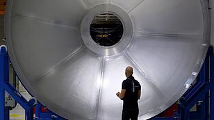 In Augsburgs werden auch künftig Tanks für die Ariane-Raketen gebaut. (Archivbild)