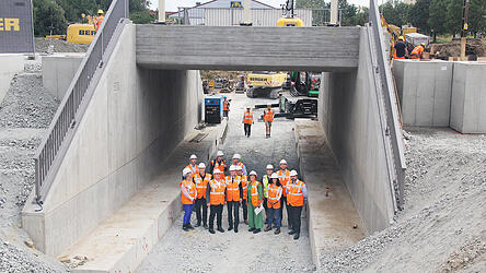 Bayerns Bau- und Verkehrsminister Christian Bernreiter (4.v.l.) besichtigte zusammen mit Oberbürgermeister Markus Pannermayr (6.v.l.) und Mitarbeitern von Baureferat und Bahn die spektakuläre Baustelle zwischen Otto-von-Dandl-Ring und Malzmühlweg. Bayerns Bau- und Verkehrsminister Christian Bernreiter (4.v.l.) besichtigte zusammen mit Oberbürgermeister Markus Pannermayr (6.v.l.) und Mitarbeitern von Baureferat und Bahn die spektakuläre Baustelle zwischen Otto-von-Dandl-Ring und Malzmühlweg.