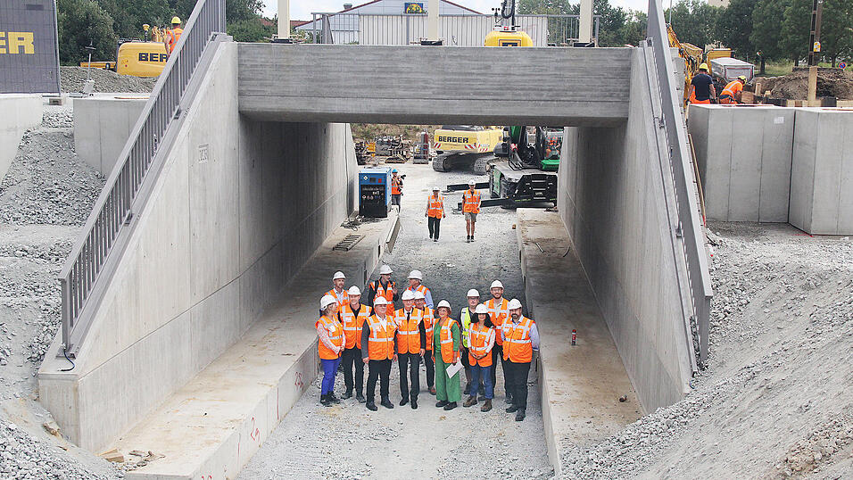 Bayerns Bau- und Verkehrsminister Christian Bernreiter (4.v.l.) besichtigte zusammen mit Oberbürgermeister Markus Pannermayr (6.v.l.) und Mitarbeitern von Baureferat und Bahn die spektakuläre Baustelle zwischen Otto-von-Dandl-Ring und Malzmühlweg. Bayerns Bau- und Verkehrsminister Christian Bernreiter (4.v.l.) besichtigte zusammen mit Oberbürgermeister Markus Pannermayr (6.v.l.) und Mitarbeitern von Baureferat und Bahn die spektakuläre Baustelle zwischen Otto-von-Dandl-Ring und Malzmühlweg.
