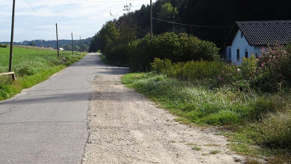So sieht die Straße entlang der Kläranlage, die angehoben werden soll, aktuell aus. So sieht die Straße entlang der Kläranlage, die angehoben werden soll, aktuell aus.