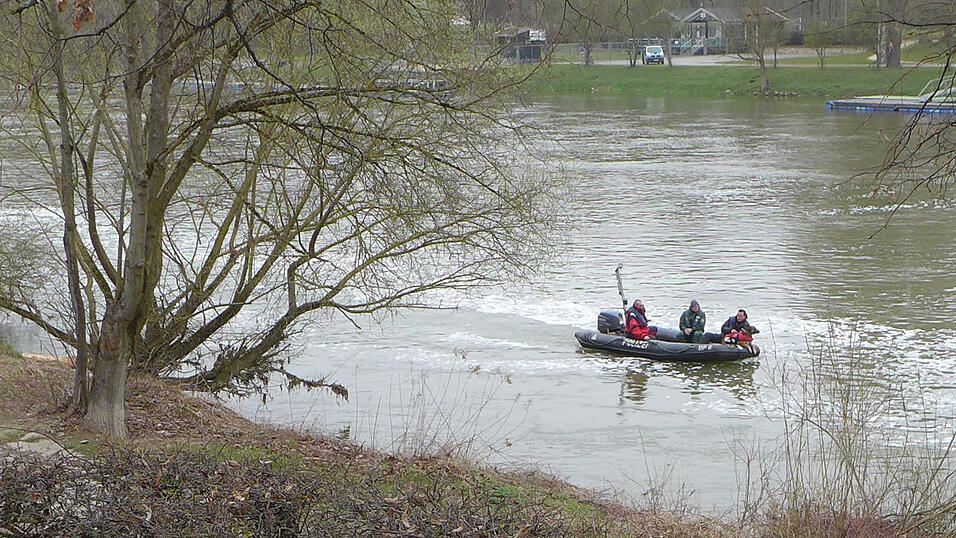 Polizeitaucher suchen am Freitagvormittag in der Donau nach der seit Sonntag vermissten Malina Klaar. An dieser Stelle hatten die Leichenspürhunde am Donnerstag angeschlagen. Polizeitaucher suchen am Freitagvormittag in der Donau nach der seit Sonntag vermissten Malina Klaar. An dieser Stelle hatten die Leichenspürhunde am Donnerstag angeschlagen.