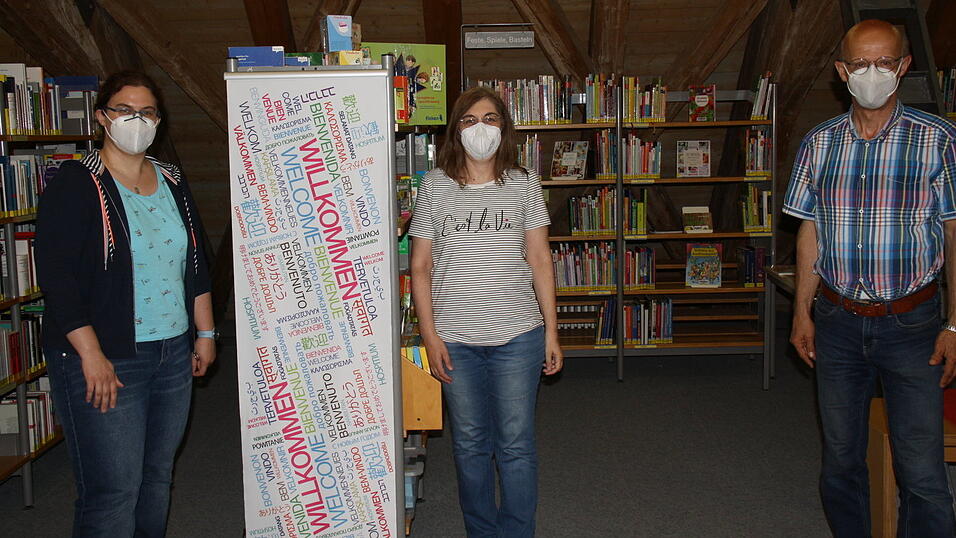 Rufen dazu auf, die digitalen M&ouml;glichkeiten f&uuml;r Sprachkurse zu nutzen (v.l.): Bibliothekarin Regina Herbst, Vhs-Fachbereichsleiterin f&uuml;r Sprachen Petra Wild und Bibliotheksleiter Georg Fisch.