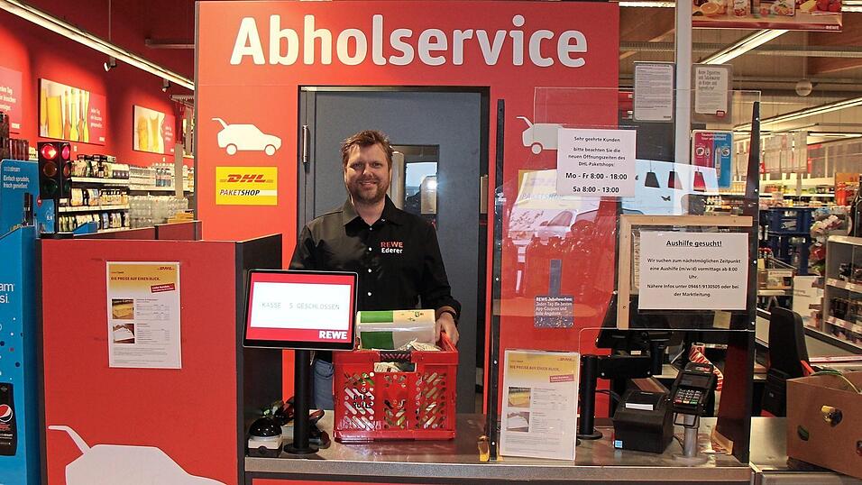 Seit drei Jahren bietet Kaufmann Stefan Ederer im Rewe-Markt an der Further Straße einen Abholservice an. In roten Klappkörben erhält der Kunde nach Begleichen der Rechnung seinen online bestellten Einkauf. Seit drei Jahren bietet Kaufmann Stefan Ederer im Rewe-Markt an der Further Straße einen Abholservice an. In roten Klappkörben erhält der Kunde nach Begleichen der Rechnung seinen online bestellten Einkauf.