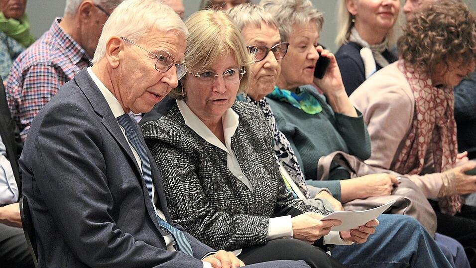 Trotz der Lage in Israel ließ es sich die Generalkonsulin Talya Lador-Fresher - hier im Gespräch mit Uni-Präsident Udo Hebel - nicht nehmen, persönlich zur Auftaktveranstaltung der Ringvorlesung zu erscheinen.
