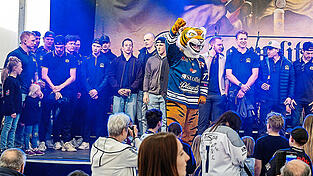 Letzter gemeinsamer Auftritt: die Mannschaft der Straubing Tigers 2024/25 bei der Saisonabschlussfeier am Samstag bei der Karmeliten-Brauerei.