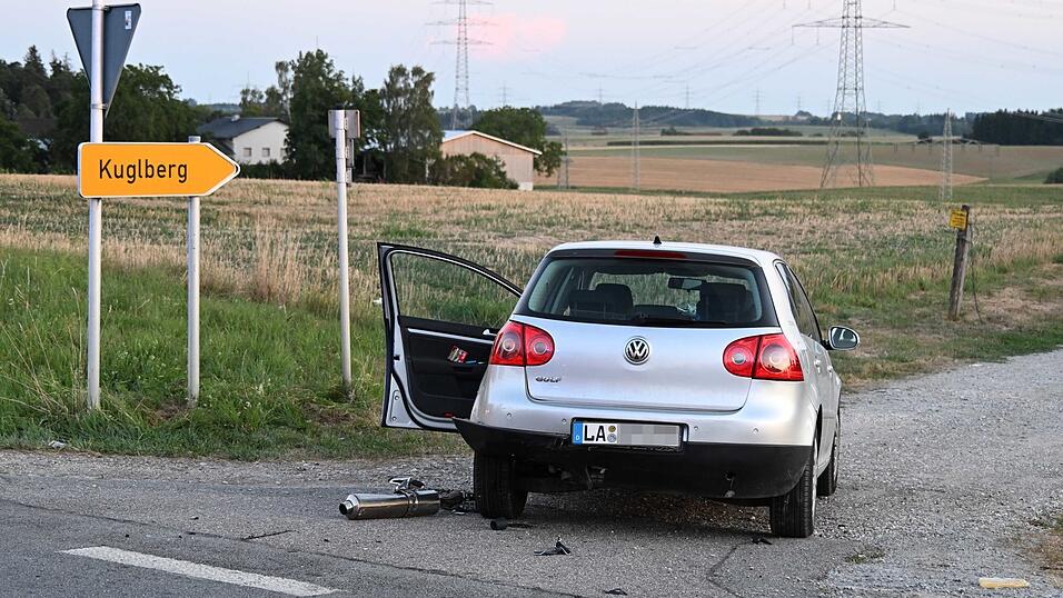 Bei dem Unfall auf der B 299 sind ein Motorradfahrer und eine Autofahrerin verletzt worden.