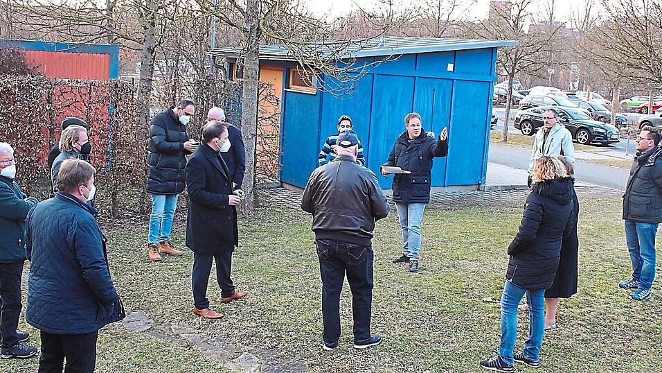In Bereich der Toilettenanlage an der Quadfeldmühle soll das Lagergebäude für die mobilen Elemente des Hochwasserschutzes entstehen. Die Mitglieder des Bauausschusses machten sich vor Ort ein Bild und entschieden später, dass an der Stelle des hinteren WC-Containers ein guter Platz dafür ist. In Bereich der Toilettenanlage an der Quadfeldmühle soll das Lagergebäude für die mobilen Elemente des Hochwasserschutzes entstehen. Die Mitglieder des Bauausschusses machten sich vor Ort ein Bild und entschieden später, dass an der Stelle des hinteren WC-Containers ein guter Platz dafür ist.