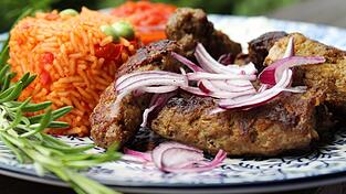 Schlemmen wie am Balkan. Diese Rezeptidee für selbstgemachte Cevapcici macht es möglich.