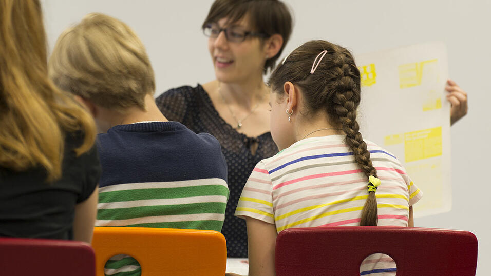 Sehr interessiert hörten die Viertklässler der Grundschule Neukirchen den Erzählungen der Straubinger Redakteurin Tanja Pfeffer zu. Lena Eibl, Praktikantin in der Jugendredaktion, hielt die Schulstunde in Bildern fest. Sehr interessiert hörten die Viertklässler der Grundschule Neukirchen den Erzählungen der Straubinger Redakteurin Tanja Pfeffer zu. Lena Eibl, Praktikantin in der Jugendredaktion, hielt die Schulstunde in Bildern fest.