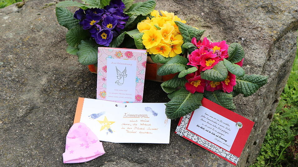 Es sind nur ein paar kleine, aber für die Familie sehr wertvolle Erinnerungsstücke, die Melanie Anders und ihrem Mann von ihrer Tochter geblieben sind. Luna ist jetzt ein Sternenkind. Es sind nur ein paar kleine, aber für die Familie sehr wertvolle Erinnerungsstücke, die Melanie Anders und ihrem Mann von ihrer Tochter geblieben sind. Luna ist jetzt ein Sternenkind.