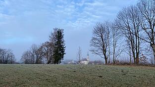 Auf diesem Grundst&uuml;ck in zweiter Reihe an der Pfingstreiterstra&szlig;e ist ein modernes Wohnhaus mit Garagentrakt, Au&szlig;enpool, Fitnessbereich und Sauna geplant.