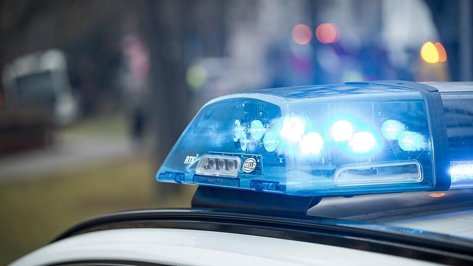 Das Fahrzeug des jungen Fahrers durchbrach erst eine Leitplanke und rutschte dann einen Hang hinunter. (Symbolbild) Das Fahrzeug des jungen Fahrers durchbrach erst eine Leitplanke und rutschte dann einen Hang hinunter. (Symbolbild)