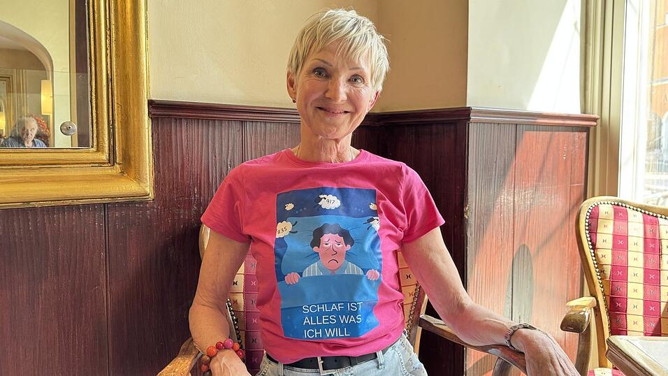 „Schlaf ist alles“, was Brigitte Weis will. Um auf ihr Anliegen aufmerksam zu machen und für die im Mai startende Selbsthilfegruppe zu werben, hat sie ein passendes T-Shirt anfertigen lassen. „Schlaf ist alles“, was Brigitte Weis will. Um auf ihr Anliegen aufmerksam zu machen und für die im Mai startende Selbsthilfegruppe zu werben, hat sie ein passendes T-Shirt anfertigen lassen.