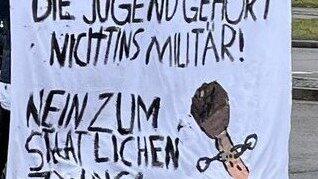 Die Demonstranten liefen von der Klenzestraße über das Goethe-Gymnasium, vorbei am Albertus-Magnus-Gymnasium und der Realschule Judenstein bis zum Arnulfsplatz. Die Demonstranten liefen von der Klenzestraße über das Goethe-Gymnasium, vorbei am Albertus-Magnus-Gymnasium und der Realschule Judenstein bis zum Arnulfsplatz.