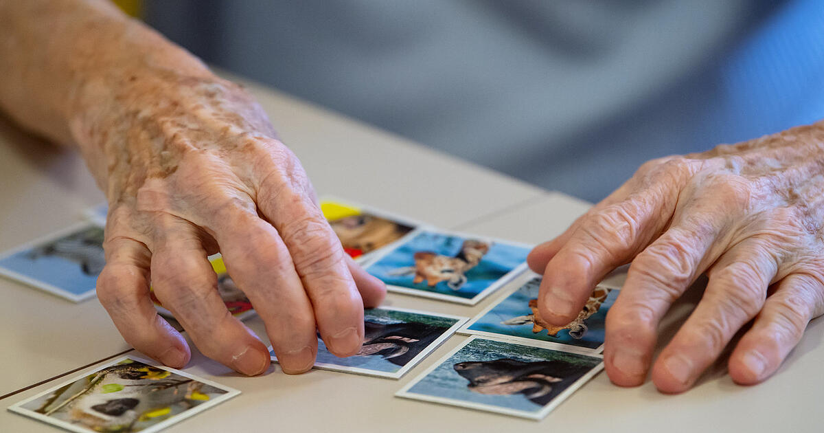 Immer wieder Abschied: Wie Regensburger Angehörige mit Demenz umgehen