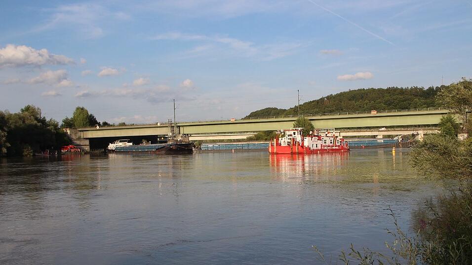 Bei Poikam im Landkreis Kelheim hat sich ein Schiff quergestellt. Bei Poikam im Landkreis Kelheim hat sich ein Schiff quergestellt.