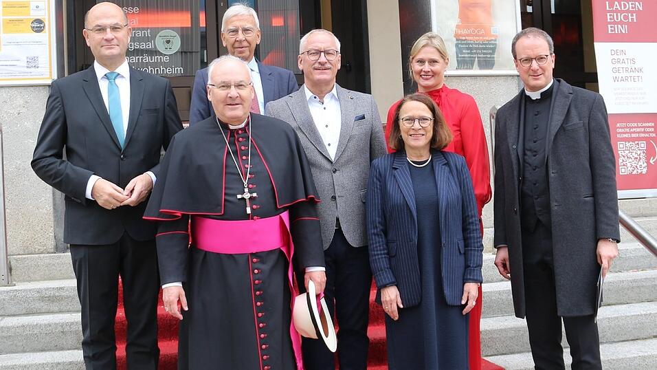 Staatsminister Albert Füracker (von links), Uni-Präsident Udo Hebel, Caritas-Direktor Michael Weißmann, Oberbürgermeisterin Gertrud Maltz-Schwarzfischer, Professorin Sylvia Pemmerl (Leiterin des Krankenhauses St. Josef), und Domkapitular Michael Dreßel sprachen beim Festakt. Bischof Rudolf Voderholzer (Zweiter von links) zelebrierte vorab das Pontifikalamt im Dom St. Peter.