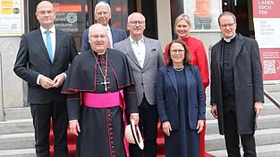 Staatsminister Albert Füracker (von links), Uni-Präsident Udo Hebel, Caritas-Direktor Michael Weißmann, Oberbürgermeisterin Gertrud Maltz-Schwarzfischer, Professorin Sylvia Pemmerl (Leiterin des Krankenhauses St. Josef), und Domkapitular Michael Dreßel sprachen beim Festakt. Bischof Rudolf Voderholzer (Zweiter von links) zelebrierte vorab das Pontifikalamt im Dom St. Peter.