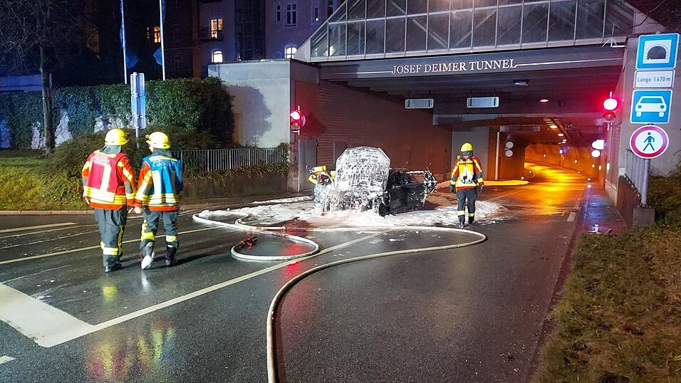 Nach einem Auto-Brand war der Josef-Deimer-Tunnel in Landshut gesperrt.