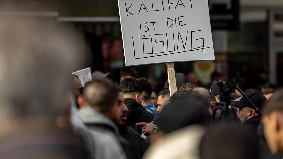 Eine Kundgebung radikaler Islamisten in Hamburg setzt die Politik unter Handlungsdruck. Eine Kundgebung radikaler Islamisten in Hamburg setzt die Politik unter Handlungsdruck.